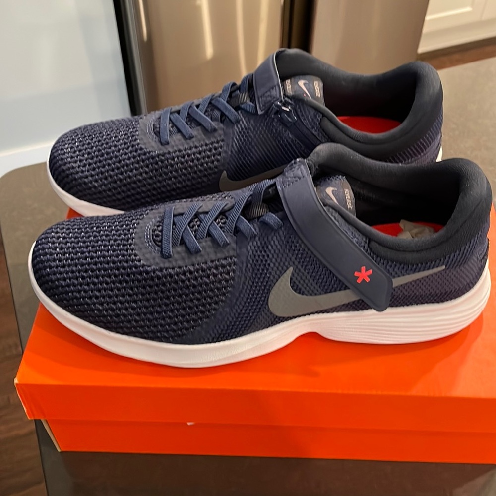 Men’s NIKE Revolution 4 Flyease - NEW!